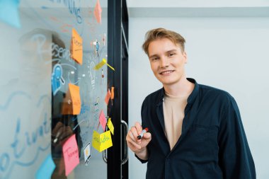 Kafkasyalı profesyonel iş adamının zihin haritası ve renkli yapışkan notlar kullanarak iş pazarlama fikrini kendine güvenle sunuşunun yakın görüntüsü. Proje konseptini başlat. Portre. Tertemiz..