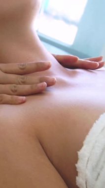 Profesyonel masaj terapisti tarafından masaj yaptıran rahat bir kadın. Sağlık, şifa ve rahatlama konsepti.