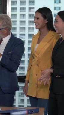 Bir grup mutlu iş adamı, yönetici ve işçi başarılı projenin zaferini kutluyor. İşbirliği ve iş başarısı kavramı.