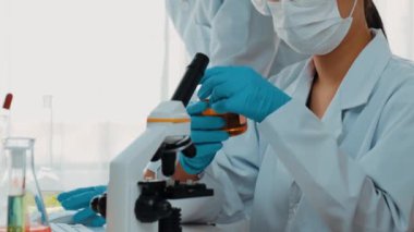 Bilimsel uzmanlığa, laboratuvar ekipmanlarına ve yenilikçi tıbbi biyoteknoloji yazılımına sahip laboratuvar sağlık araştırma ekibi yeni ilaçlar araştırıyor, tedavi geliştiriyor. Ağır çekim. Katı.