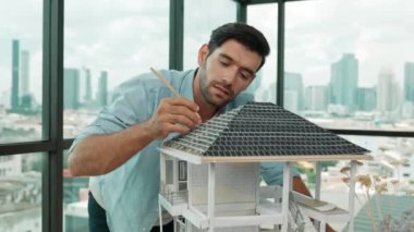 Modern ofiste gökdelen ve şehir manzaralı kalem ölçme modeli çatı uzunluğu kullanan profesyonel mimar mühendisi. Yetenekli proje yöneticisi ya da işadamı ev inşaatını kontrol ediyor. İzleme