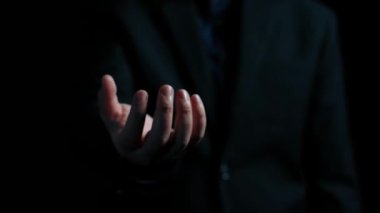 Verimli çalışma süreçleri için çevrimiçi belge dizinlerini yöneten iş adamı. Tüm önemli çevrimiçi belgelerinize kolayca güvenli ve hızlı bir şekilde erişim sağlayın. Kullanıcı Kimliği