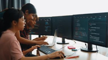 Yavaş çekim arkası yazılım geliştirici mühendisi bilgisayar programlama için birlikte çalışarak hata ayıklama kodunu çözüyor, ofiste monitörde karmaşık algoritmaları çözüyor. Filizlenen