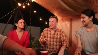 Aile, yıl dönümünü bahçede kutlar. Sunbae, torununa hediye ver. Akrabalarla rahatlamak için açık hava kamp aktiviteleri, nesiller arası tatlı akrabalarla zaman geçirmek için. Uyumsuzluk.