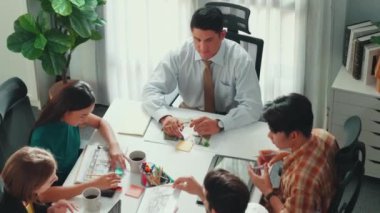 Becerikli mühendis takımının en düşük görünümü planla ev planı arasında karşılaştırılır. Mimar ya da tasarımcı grubunun hava görüşü ve planlar hakkında fikir alışverişinde bulunması. Hizalama.