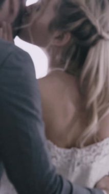 Gelinlik giymiş mutlu gelin ve damat düğün törenine hazırlanıyor. Kadın ve erkeğin romantik aşkı..
