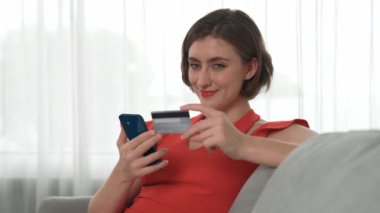 Kadın alışverişi ya da internet pazarında online ödeme modern yaşam tarzı için satış öğeleri arama ve prim siber güvenlik yazılımı tarafından korunan cüzdan çevrimiçi ödeme için kredi kartı kullanma