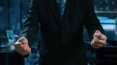 İş adamı çok kanallı stratejileri entegre ediyor, çevrimiçi alışveriş ve pazarlama erişimini artırıyor. Birbirine bağlı marka deneyimleri yaratmak için çok kanallı pazarlamanın gücünü keşfedin. Kullanıcı Kimliği