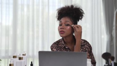 Kadın nüfuzlu kişi canlı yayında video görüntülerini çekiyor. Makyaj çok önemli sosyal medya ya da blog. Kozmetik stüdyosu ışıklandırmalı mutlu genç kız çevrimiçi pazarlama oturumu yayını için..