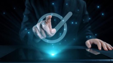 İş adamı, QC ve QA standartlarının karşılandığından emin olmak için katı kalite güvencesi protokolleri uyguluyor. Kalite güvencesi ile sertifikalı ürün mükemmelliğine ulaşmak. Kullanıcı Kimliği