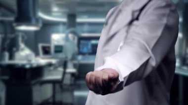 Kalp hologramını tutan ve ameliyata hazırlanan zeki doktorlara yakın çekim yapın. Profesyonel doktor, insan organı parçasını gösteriyor ve analiz ediyor. Eline odaklan. Teknoloji yeniliği. İyileştirici.