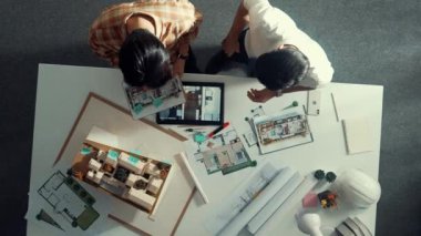 Becerikli bir iş adamı ve iş arkadaşının birlikte tasarım evine tepeden tırnağa bakması. Mimar mühendisinin mimari teçhizat kullanarak bina yapısını ölçtüğü hava görüntüsü. Hizalama.