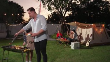 Aile birlikte bahçede kamp kurar, baba ve kız aile bireyleri için ızgara yapar. Doğayla iç içe olmak için açık hava kamp aktiviteleri ve genç nesil çapraz kuşaklarla zaman geçirmek için. Uyumsuzluk.