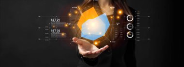 İş adamı, tahminsel büyük veri modellerinden gerçek zamanlı analizlere uzanan eğilim ve içgörüleri ortaya çıkarmak için veri analizlerini derinlemesine inceleyerek, veri güdümlü kararların analitik endüstriyi nasıl ileri götürdüğünü öğrenir