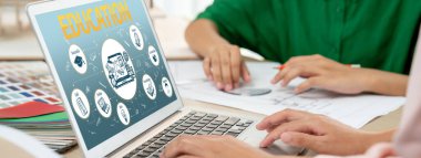 Öğrencilere internet ağında canlı çalışabilmeleri için yazılım içeren e-öğrenme web sitesi