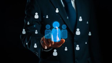 İş adamı ağ kurar, değerli bağlantılar kurar. Profesyonel ağı ve fırsatları genişletmek için etkili insan ağ oluşturma stratejileri UUID