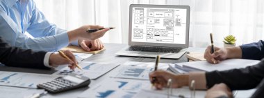 İş zekası ve veri analizi kavramı. Analizci ekibi laptop ekranında finansal veri analizi üzerinde çalışıyor. Etkili iş stratejik planlama için pazarlama göstergesi olarak. İçgörü