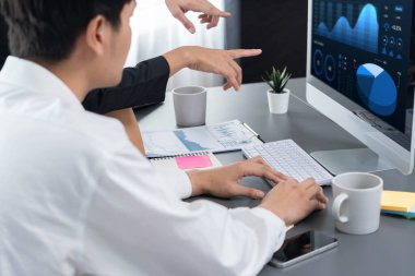 Veri analistleri, mali, trend ve pazarlama verilerini analiz etmek için dizüstü bilgisayardaki iş zekası veri göstergesini analiz ediyor. İş başarısı için BI teknolojisi ve veri analizi. Tedbirli