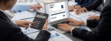 İş zekası ve veri analizi kavramı. Analizci ekibi laptop ekranında finansal veri analizi üzerinde çalışıyor. Etkili iş stratejik planlama için pazarlama göstergesi olarak. İçgörü