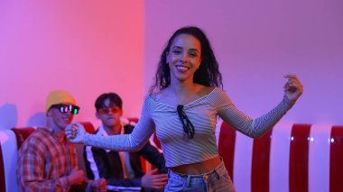 İspanyol dansçı çeşitli arkadaşlar birlikte dans ederken hareket eder. Mutlu profesyonel hipster el sıkışırken aynı zamanda çok kültürlü bir grubu destekliyor ve cesaretlendiriyor. Mutluluk.