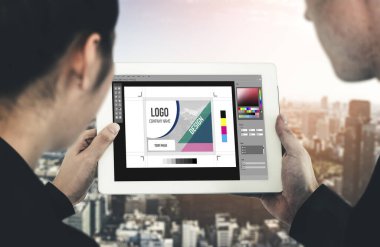 Web sayfasının modern tasarımı ve bilgisayar ekranında gösterilen ticari reklamlar için grafiksel tasarımcı yazılımı