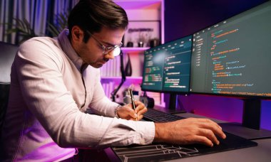 İki pc ekrandan veri yazılımı geliştiren akıllı bilişim geliştiricisi çalışıyor, neon ışıklı siber ofiste güncellenmiş uygulama programı güncellenmiş web sitesi sayfası sistemi yaratıyor. Tahmin et..