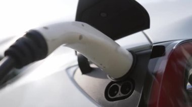 Elektrikli taşıt teknolojisi konut alanı ya da EV akü şarjı için ev şarj istasyonu olarak kullanılır. Gelecekteki çevre için temiz ve sürdürülebilir enerji ile çevre dostu ulaşım. Titiz