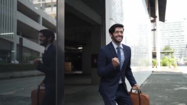 Terfiyi kutlamak ya da sokakta yürürken iyi haberler almak için yürüyen ve dans eden yetenekli bir iş adamı. Yetenekli proje yöneticisi ya da lider aşırı sevinç duygularını ifade ediyor. Sevinçli.