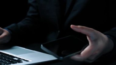 İş adamı, stratejik kararlar için değerli verileri çıkartarak arama motoru araştırması yapıyor. Kapsamlı araştırma ve SEO veri analizi için arama motorları kullanılıyor. Kullanıcı Kimliği