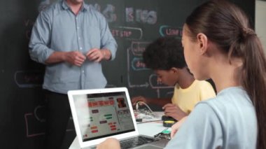 Afrikalı akademik öğrenci robot tamir ederken ya da araba modeli yapısını öğrenirken zeki beyaz kız programlama sistemi. Mühendislik eğitimi alan yetenekli, mutlu bir genç. Yaratıcı eğitim. Öğretim