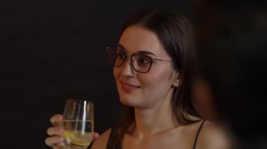 Kokteyl içen güzel bir kadının portresi lüks tezgahın arkasında arkadaşlarıyla ya da çiftlerle sohbet ediyor. Gece hayatındaki sosyetik etkileşim sahnelerini yakalıyorum. Vinosity.