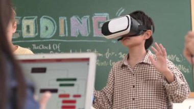 VR kulaklık takan enerjik bir çocuk sınıfta sanal dünyaya giriyor. Öğrenci programlama sistemi, çocuk elektronik panoyu tamir ederken yapay zeka ile mühendislik komut yazılımı oluşturdu. Pedagoji.