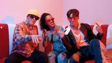 Şık gözlükler takan Happy dans takımı şehir pop veya hip hop müziğine taşınıyor. Modern restoranda birlikte komik serbest dans ederken profesyonel sanatçı grubu oturuyordu. Mutluluk.