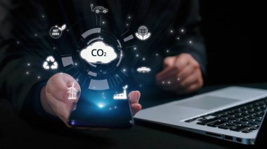 İş adamı CO2 emisyonlarını azaltmak için girişimlerde bulunuyor ve net sıfır hedefliyor. Daha yeşil bir gezegenin karbondioksitini azaltarak sürdürülebilirliğe olan bağlılığını gösteriyor. Kullanıcı Kimliği