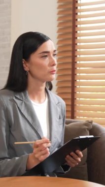 Psikolojik akıl sağlığı danışmanlığı ya da terapi seansındaki genç ve profesyonel bir hastadan akıl hastalığı teşhisi koyarken yardım istemek. Zihinsel tedavi seansı. Blithe