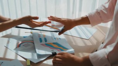 Başlangıç çalışanı birlikte çalışıyor, finansal veri raporundaki BI gösterge tablosunu analiz ediyor ama panorama videosundaki şirket yönüyle uyuşmadığı için stratejik pazarlama planlamasını reddediyor. Sinerjik