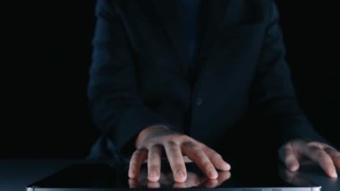 İş adamı siber güvenliğin özünü keşfeder. Siber koruma yöntemlerini, tehditleri derinlemesine araştır ve siber güvenlik duruşunu güçlendir. Siber güvenlik çağında UUID 'de gezinmek için gerekli