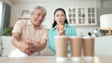 Konsantrasyonu ve odaklanmayı geliştirmek için masa atma oyunu oynayan çift. Büyükannem oturma odasında bir noktayı kaçırırken büyükbabam karısını cesaretlendiriyor ve destekliyor. Koruyucu sağlık hizmeti. Myrmidon.