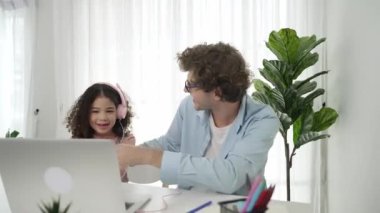 Amerikalı kız, kod yazmayı ve mühendislik yazmayı öğrenirken olumlu baba da birlikte çalışıyor ve programlama kodunu veya sistemini özenle göstermek için dizüstü bilgisayarına işaret ediyor. Pedagoji.