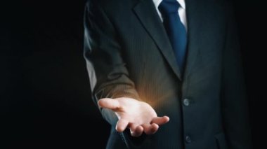 Verimli çalışma süreçleri için çevrimiçi belge dizinlerini yöneten iş adamı. Tüm önemli çevrimiçi belgelerinize kolayca güvenli ve hızlı bir şekilde erişim sağlayın. Kullanıcı Kimliği