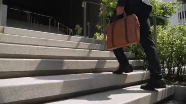 Profesyonel proje müdürünün iş yerine giderken elinde çantayla tren istasyonunda yürüyen yetenekli bir iş adamı. Büyümeyi temsil et, terfi al, yeteneğini arttır. Sevinçli..