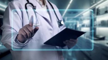 İnsan anatomisi hologramına işaret ederken doktorun tableti tutmasını kapat. Yetenekli bir tıp çalışanı, tıbbi teknoloji yenilikleri kullanarak vücut anatomisini kontrol etti ve inceledi. Tedavi tasarımı. İyileştirici.