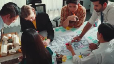 Proje planıyla masaya otururken bir grup farklı takım planlama stratejisi. Zeki iş adamlarının beyin fırtınası ve ev yapımı için birlikte çalıştıklarının en üst düzey görüntüsü. Hizalama.