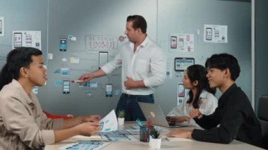 Çeşitli profesyonel iş adamları pazarlama stratejisini tartışıyor. Bir grup yaratıcı girişim ekibi toplantı odasında birlikte çalışıyor, fikir paylaşıyor, beyin fırtınası yapıyor. Yönlendirici.