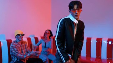 Asyalı bir adam pop müzikle dans ederken, çok kültürlü bir arkadaş evde ışık altında oturuyor. Çekici bir sokak dansçısı kameraya bakarken hip hop müzik dinliyor. Mutluluk.