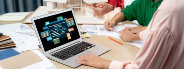 Yeni uygulama geliştirme için HTML, Python, Java ve C gibi çeşitli programlama dillerinin kodlama ekranı ile yazılım geliştirme veya programlama çalışmaları