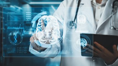 Akıllı doktorun tablet tutmasına ve laboratuvarda bulanık bir geçmişi olan beyin hologramını tutmasına yakın çekim. Sağlık çalışanı beyin ameliyatına hazırlanıyor. Nörolojik bilim tasarımı. İyileştirici.
