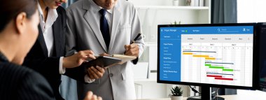 Ekip projesinin zaman çizelgesini gösteren bilgisayar ekranında canlı iş projesi yönetimi için proje planlama yazılımı