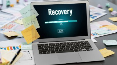 İş fikri için yaratıcı ve analitik beyin fırtınası için yapışkan bir not ve dizüstü bilgisayarında BI veri paneli var. Pazarlama stratejisi için finansal veri görselleştirme teknolojisini analiz et. Dahi.