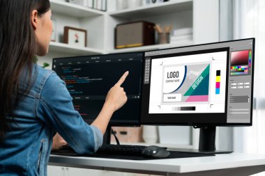 Web sayfasının modern tasarımı ve bilgisayar ekranında gösterilen ticari canlı reklamlar için grafiksel tasarımcı yazılımı